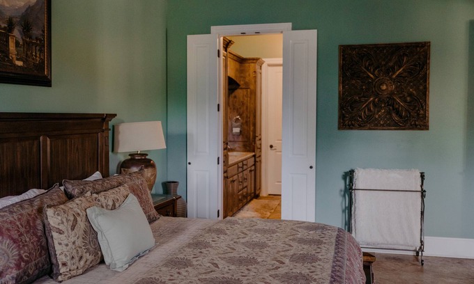 Dripping Springs House | Hogar Suite -La Aldea Building - Asante Lodging & Events
