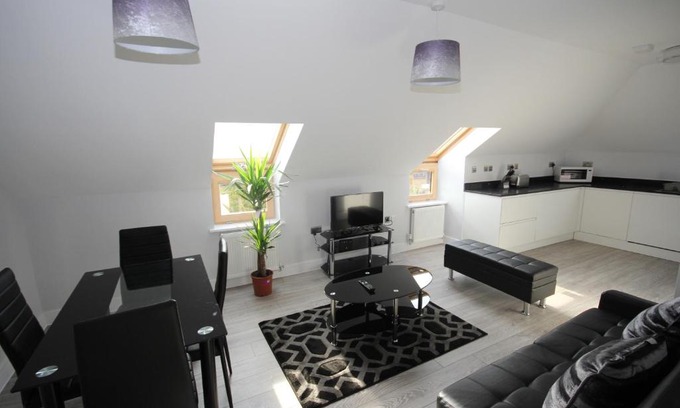 Yiewsley Apartment | Holden Court Apartments - Apt 6