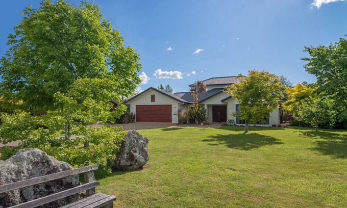 Holdens Bay Cottage | HOLDENS BAY RETREAT - ROTORUA HOLIDAY HOME, with a garden in Rotorua