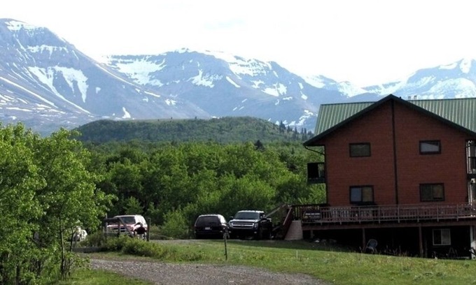 Mountain View Cabin | Holds Small Or Large Groups, Sleeps up to 40, 8 Bedrooms, Separate Basement Suit