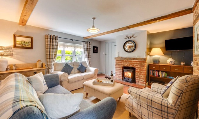 Cley next the Sea House | Hole Cottage - Two Bedroom House, Sleeps 4
