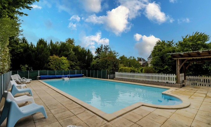 La Boissiere-d’Ans House | Holiday Home 'Salle De Musique' with Mountain View, Shared Pool and Wi-Fi