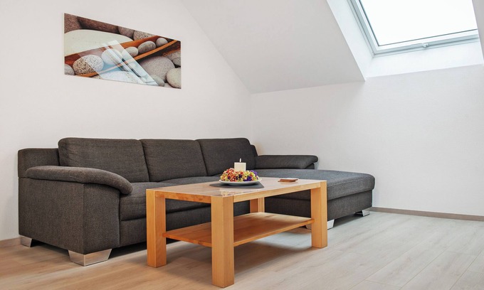 Lippertsreute Apartment | Holiday Apartment "Am Birnbaum" with Beautiful Balcony and Wi-Fi