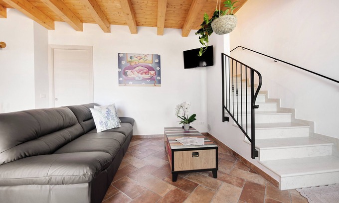Caprino Veronese Apartment | Holiday Apartment "Casale La Coccinella Lavanda" with Shared Garden, A/C & Wi-Fi