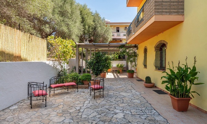 Sant'Anna Arresi Apartment | Holiday Apartment "Sa Domu de Dinu" with Wi-Fi, Terrace & Garden