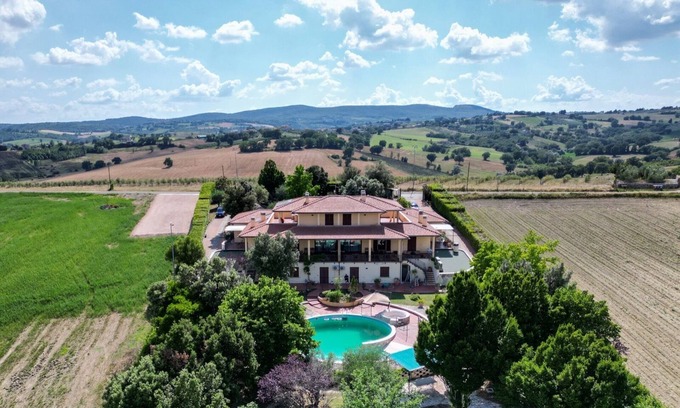 Gualdo Cattaneo Apartment | Holiday Apartment "Villa Rita - Rosa" with Mountain View, Shared Pool & Wi-Fi
