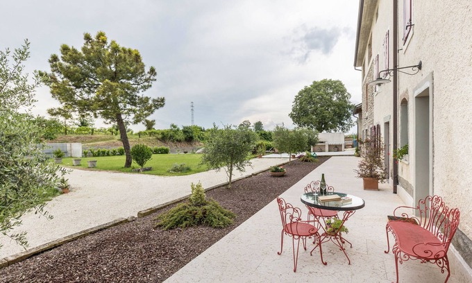 Sona Apartment | Holiday Apartment "Agriturismo Tenuta Corte Tese 2" with Shared Garden & Wi-Fi
