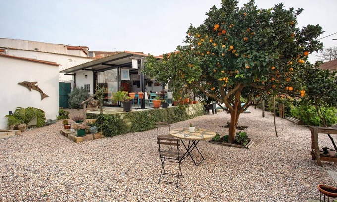 Obidos House | Holiday Apartment 'Bike Friendly' with Sea View, Shared Garden & Wi-Fi