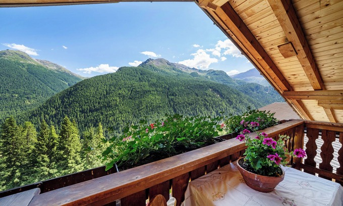 Ultimo Apartment | Holiday Apartment 'Dachwohnung' with Mountain View, Shared Terrace and Wi-Fi