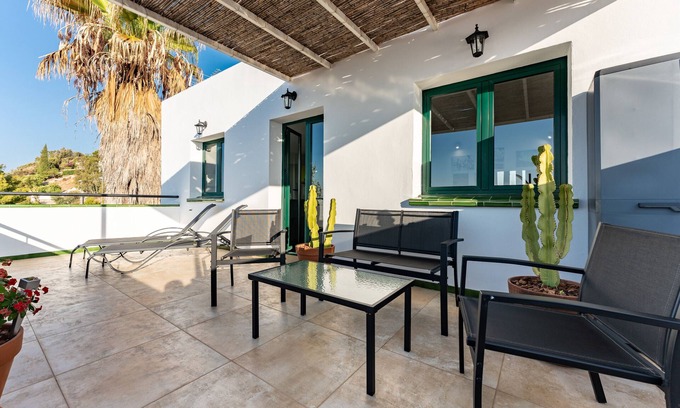 Mijas Pueblo Apartment | Holiday Apartment "Las Vistas" with Sea View, Private Terrace & Wi-Fi