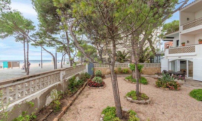 Platja d'Aro Apartment | Holiday Apartment "Planta Baixa" with Private Garden & Wi-Fi