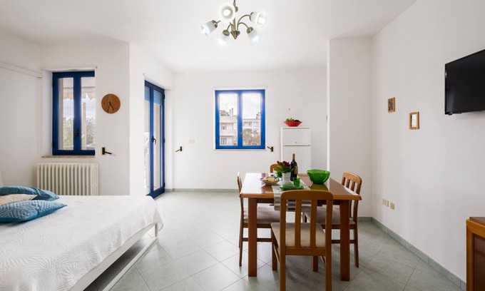Otranto Apartment | Holiday Apartment "Gaia" with Air Conditioning and Balcony
