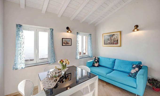 Bordighera Apartment | Holiday Apartment in the Old City with Seaview & Shared Garden