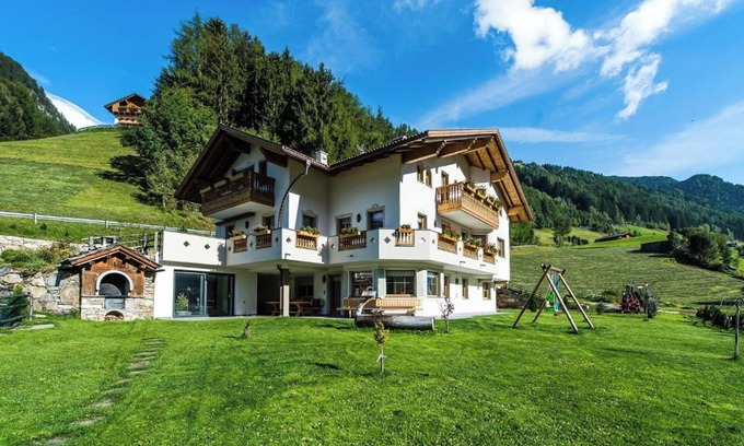 Valle Aurina Apartment | Holiday Apartment 'Rauchkofel' with Shared Whirlpool & Garden