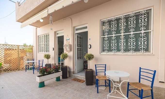 Haraki Apartment | Holiday Apartment 'Jaana and Akis 2' with Private Terrace, Wi-Fi and Air Conditioning