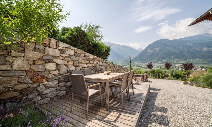 Laces Apartment | Holiday Apartment "Langstein Lavendel" with Mountain View, Balcony & Wi-Fi