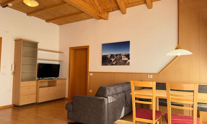 Naz Apartment | Holiday Apartment 'Linder 23' with Mountain View, Communal Pool and Wi-Fi