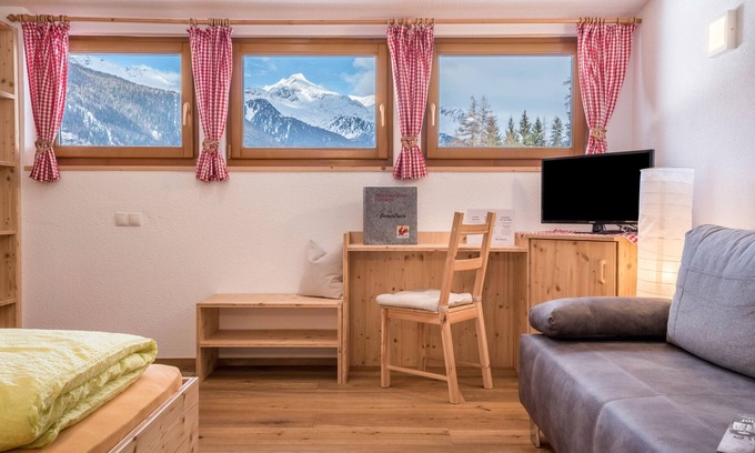 Cadipietra Apartment | Holiday Apartment "Mountainfarm Innertrein Jöchl" with Mountain View, Balcony & Wi-Fi