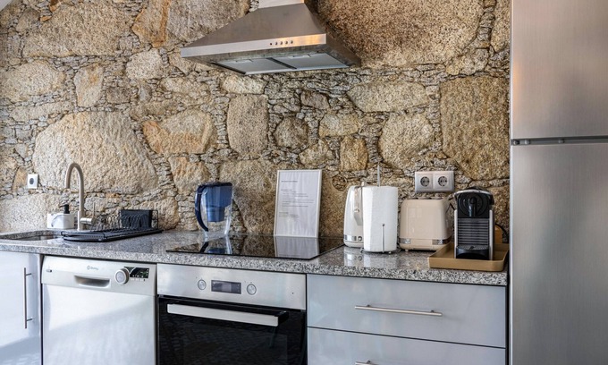 Cardielos Apartment | Holiday Apartment 'Suite Casa do Mestre' with Mountain View, Pool & Wi-Fi