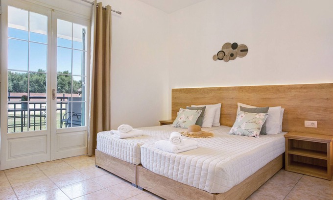 Alykes Apartment | Holiday Apartment "Tropical 4" with Shared Garden, A/C & Wi-Fi