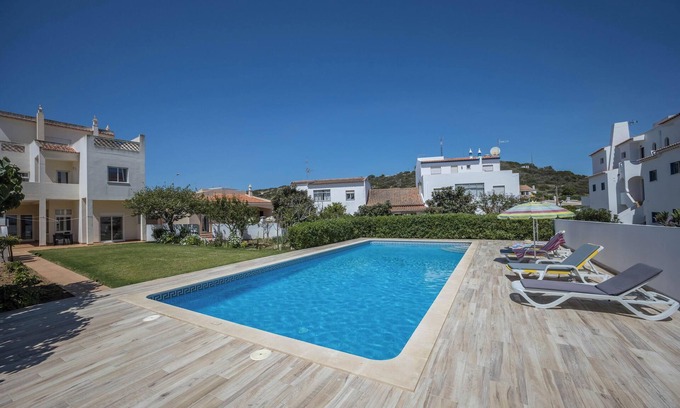 Burgau Apartment | Holiday Apartment Villas Brites nº2 with Shared Pool, Shared Garden & Wi-Fi