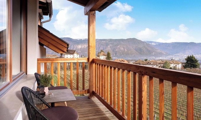 Berg/Monte Apartment | Holiday Apartment "Weingut Lahn zu Eppan Schlern" with Mountain View, Balcony and Wi-Fi