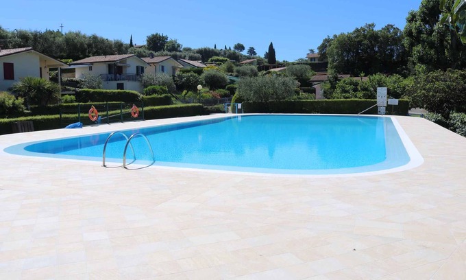 Calmasino Apartment | Holiday apartment with private garden and air conditioning