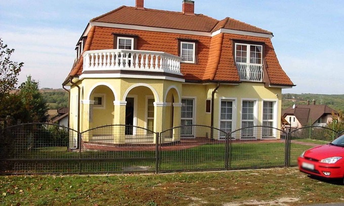 Heviz Apartment | Holiday apartment with terrace to the garden side