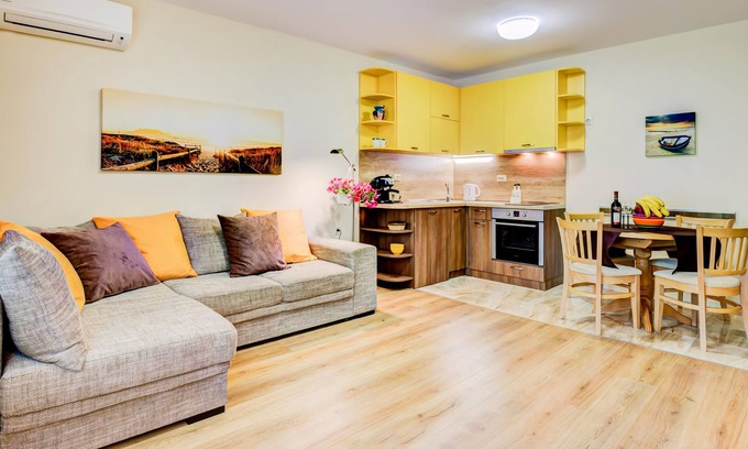 Pomorie Apartment | Holiday Apartments 80 m from a Sandy Beach