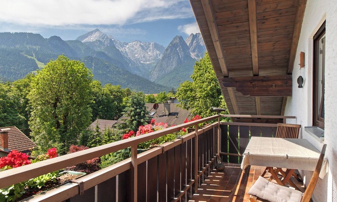 Garmisch-Partenkirchen Apartment | Holiday Apartment "Ferienwohnung Anette" with Mountain View, Balcony & Wi-Fi