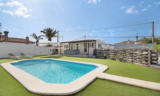 Chiclana de la Frontera House | Holiday Home 'Villa Roulotte' with Shared Pool, Shared Garden and Wi-Fi