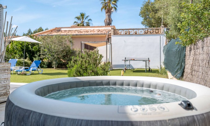 Urbanizacion S'Estanyol House | Holiday Home 'Cozy Little House Close To The Sea' with Private Terrace, Wi-Fi and Air Conditioning