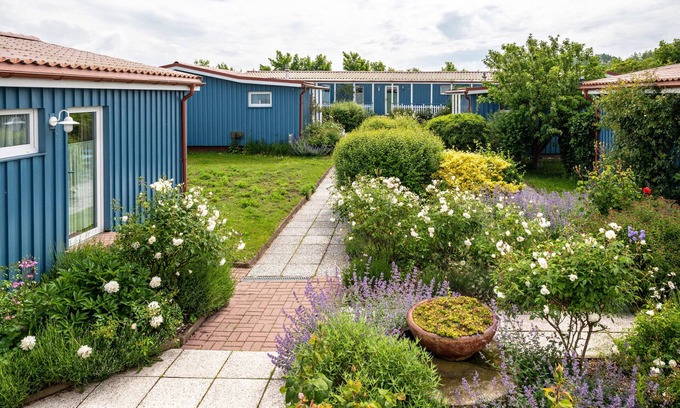 Meschendorf Apartment | Holiday flat 'Möve ABA Apartment 22' with sea view, communal garden and WiFi