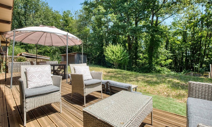 Cadouin House | Holiday Home 'L'Attrape Rêves' with Private Terrace, Private Garden and Wi-Fi