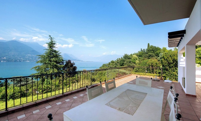 Portese House | Holiday Home 'Villa Angioletta' with Lake View, Wi-Fi and Air Conditioning