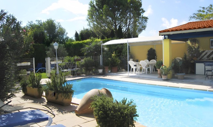 L'Isle-sur-la-Sorgue House | Holiday Home 'Havre De Paix' with Wi-Fi and Air Conditioning