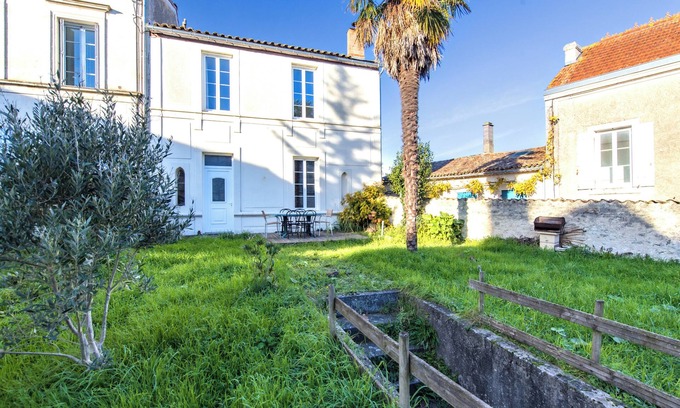 Mortagne-sur-Gironde House | Holiday Home 'Maison De Famille' with Private Terrace and Private Garden