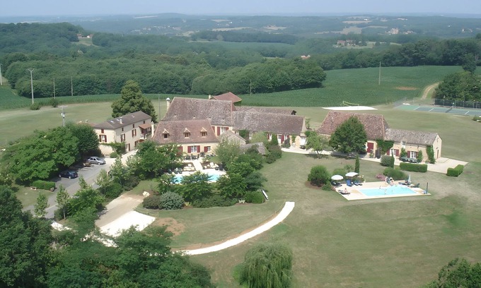 Sainte-Foy-de-Longas House | Holiday Home 'Le Puisatier' with Private Garden and Wi-Fi