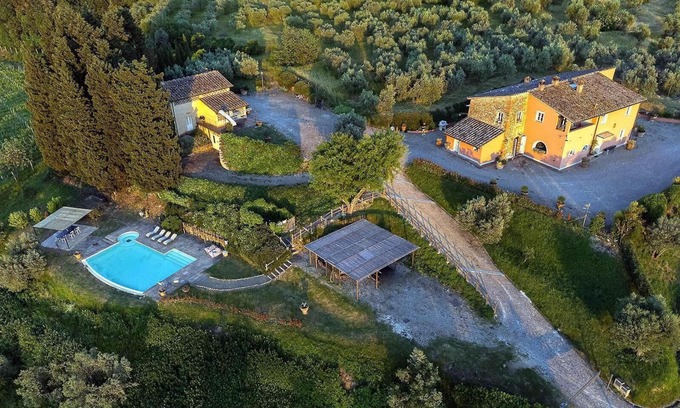 Montelupo Fiorentino House | Holiday house Montelupo Fiorentino for 1 - 17 persons with 8 bedrooms - Holiday house