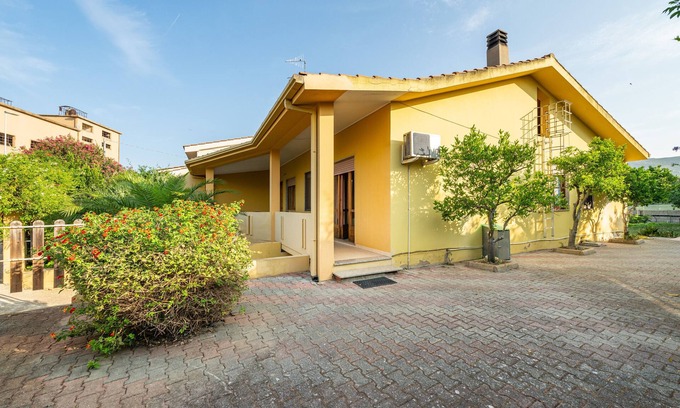 San Giovanni Suergiu House | Holiday Home 'San Giovanni' with Private Terrace, Wi-Fi and Air Conditioning