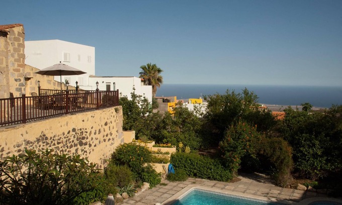El Rincon House | Holiday Home Hibiscus Cottage with Balcony, Shared Pool and Wi-Fi