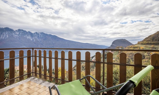 Pieve House | Holiday Home 'Casa Damiano' with Lake View, Private Garden and Wi-Fi