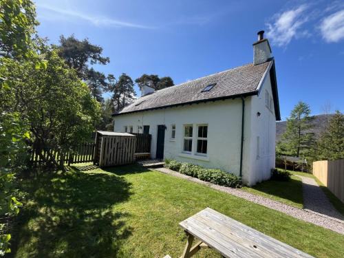 Alvie House | Holiday Home 2 Railway Cottage by Interhome