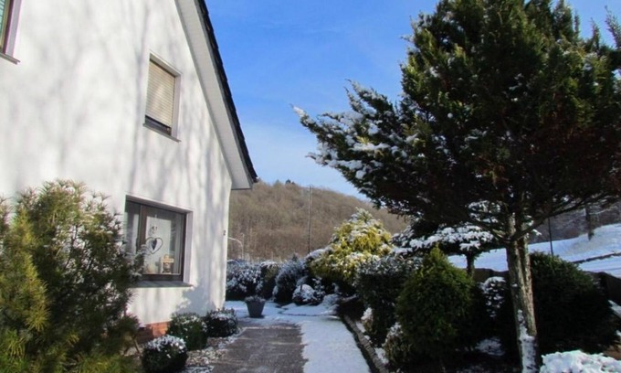 Langscheid House | Holiday Home '83qm, 2 Schlafzimmer' with Private Terrace, Shared Garden and Wi-Fi