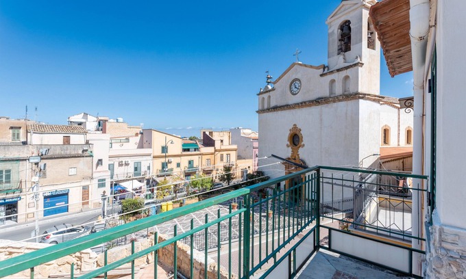 Ficarazzi House | Holiday Home 'Al Castello' with Private Terrace, Wi-Fi and Air Conditioning