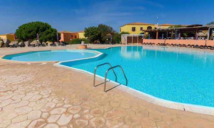 Aglientu House | Holiday Home 'Appartamento Residence Mirice' with Shared Pool, Wi-Fi and Air Conditioning