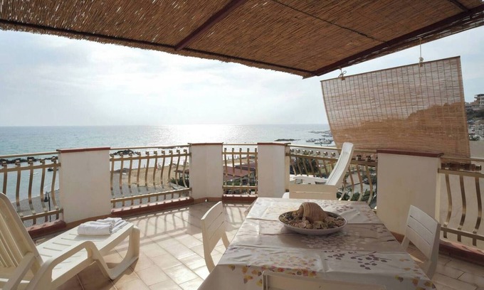Seccagrande House | Holiday Home 'Appartamento C - Le Terrazze' with Sea View, Wi-Fi and Air Conditioning