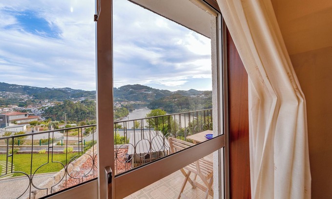 Bitetos House | Holiday Home 'Casa Encanto do Douro' with Private Garden, Balcony and Wi-Fi