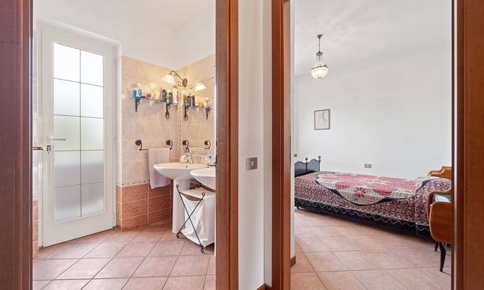 Tratalias House | Holiday Home 'Casa del Vento 2' with Shared Garden and Air Conditioning