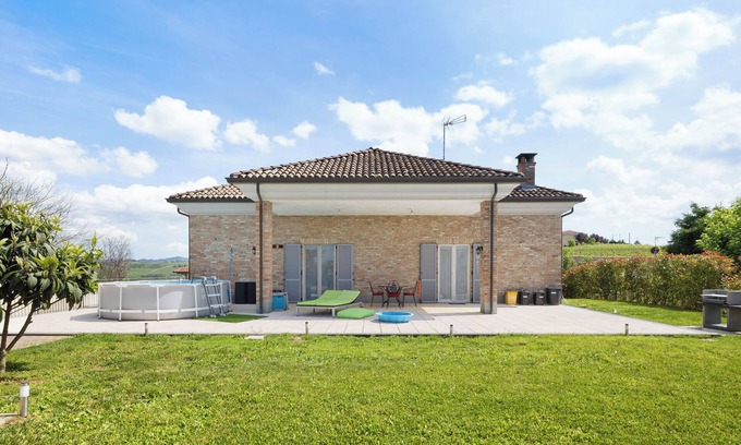 Moasca House | Holiday Home 'Casa Di Titti' with Private Pool, Wi-Fi and Air Conditioning